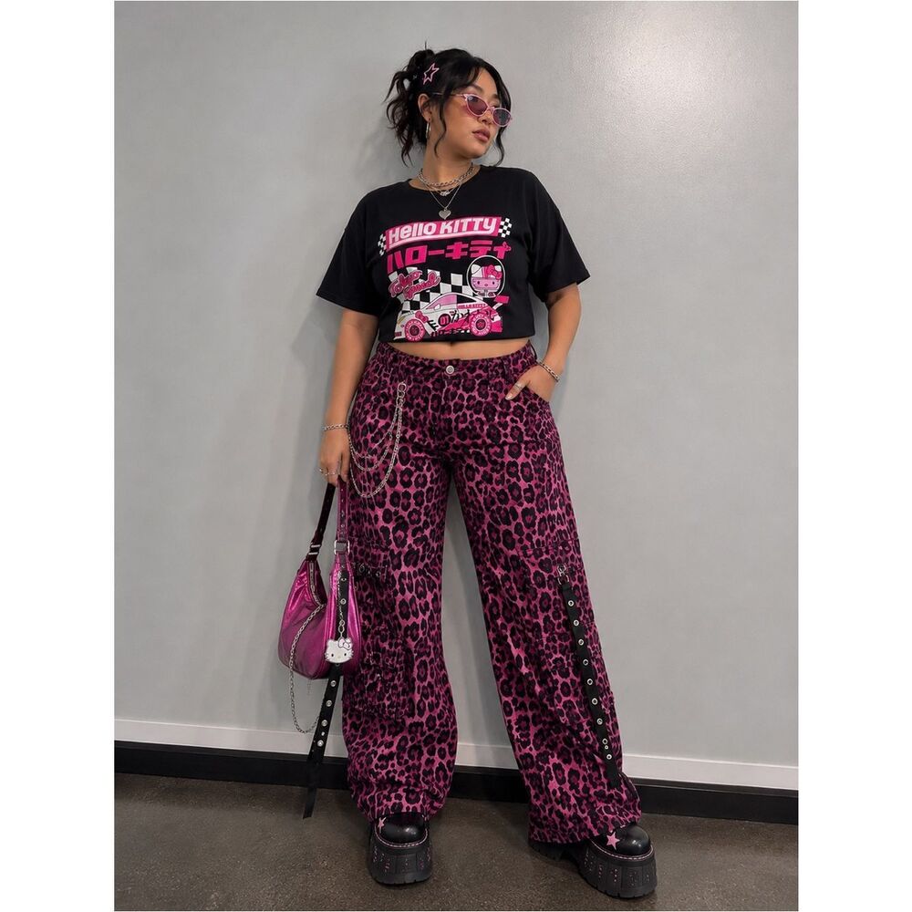 Old Navy women’s XXL Hello Kitty Black & Pink Graphic cropped tee
